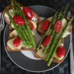 Broodje asperge geitenkaas en tomaat