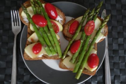 Broodje asperge geitenkaas en tomaat
