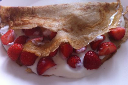 Spelt pannenkoek met yoghurt en aardbeien