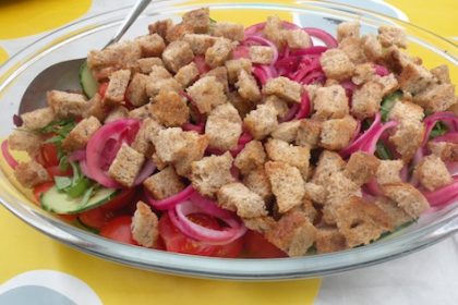 Maaltijdsalade-tomaat-komkommer-rode-ui