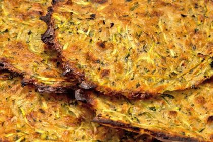 Gebakken courgettekoekjes met ei en kaas