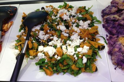 Salade met zoete aardappel, rucola en geitenkaas. Super lekker recept!