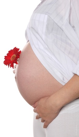 zwangere-vrouw-met-bloem