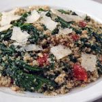 Quinoa met roergebakken spinazie Heerlijk en gezond: bord met roergebakte quinoa en spinazie. Bekijk het recept!