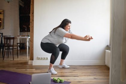 Uitleg van de fysiotherapeut. Hoe maak je een goede squat?
