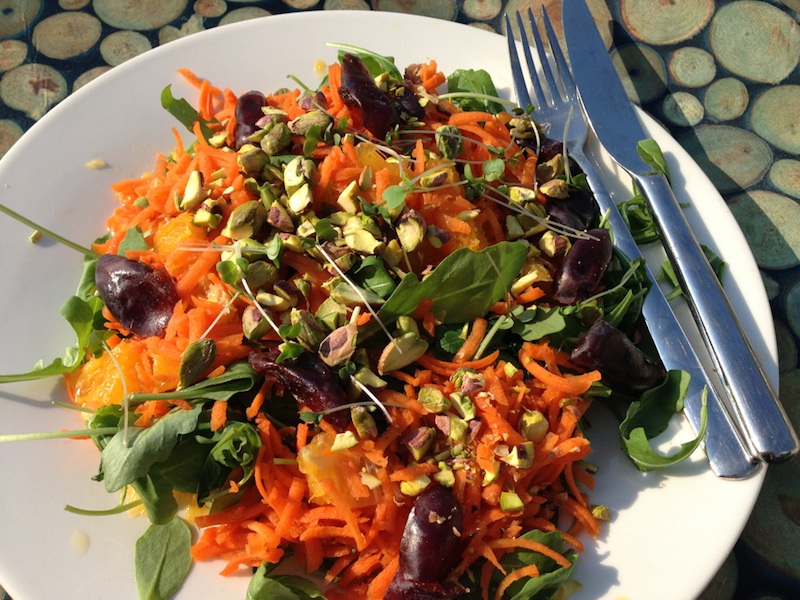 Gezond recept voor een zomerse salade met wortel en dadels