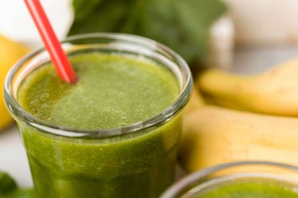 Gezonde, lekkere groene smoothie met aardbeien