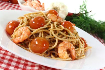 Spaghetti met garnalen en tomaten.