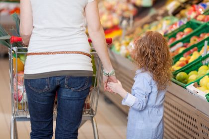 moeder en kind luisteren naar intuitie