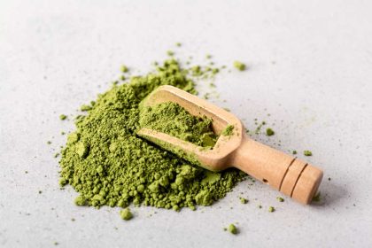 Spirulinapoeder verwerken in een smoothie