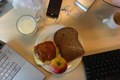 Mindful-eten-Doorwerken-tijdens-lunch