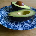Gevulde avocado met groene linzen