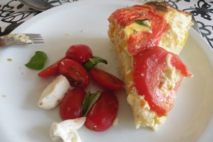 Glutenvrije hartige taart met rijst, kaas, paprika, tomaat
