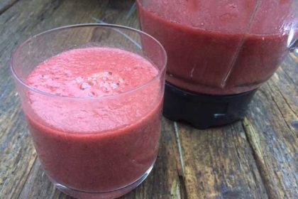 Bietenshake met peer en spinazie