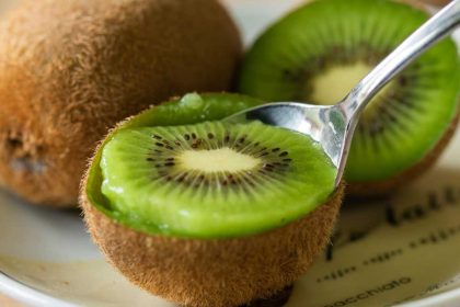 Hoe kun je een kiwi eten?