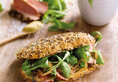 Gegrilde steak op brood met ui