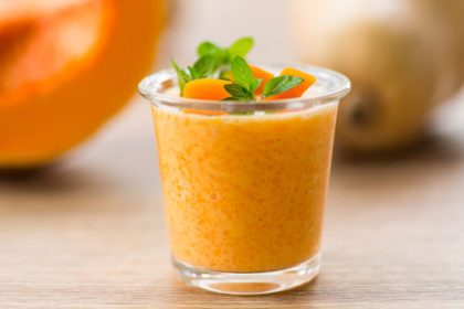 Pompoensmoothie of smoothies met wintergroenten.