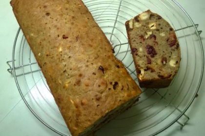Kerstbrood met vruchten en noten