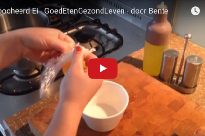 samen met kinderen gepocheerde eieren maken