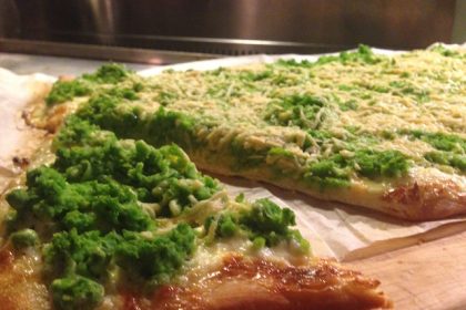 Gezonde pizza zonder tomatensaus.