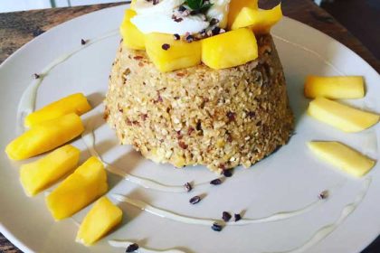 mug cake met mango ontbijt