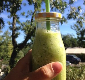 Smoothie van citroen, ananas en komkommer - heerlijk fris