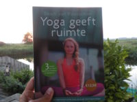 Boek over Yin Yoga met 3 lessen van 10 oefeningen