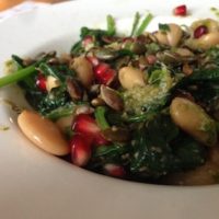 Makkelijke bonenmaaltijd | Recept reuzenbonen met spinazie en pesto