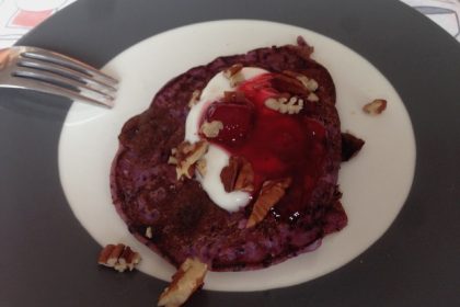 Paarse pannenkoeken met blauwe bessen