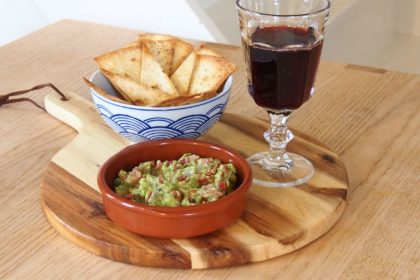 zelfgemaakte tortillachips met guacamole-gezond en lekkere borrelhap