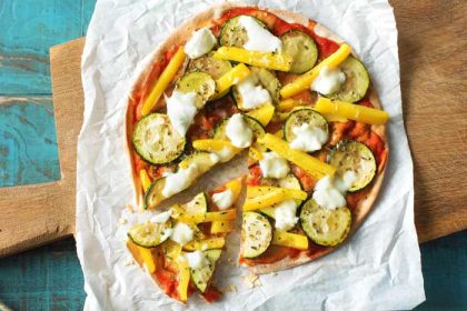 pizza-van-platbrood-met-veel-groenten