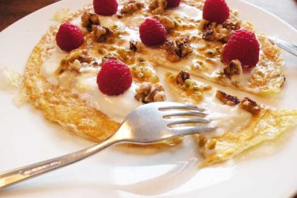 Omelet met noten, fruit en yoghurt