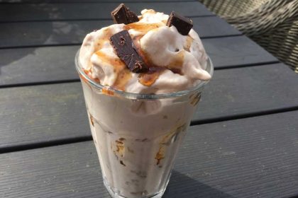 Eiwitten frappuccino of wel een ijskoffie-proteïne-fluff.
