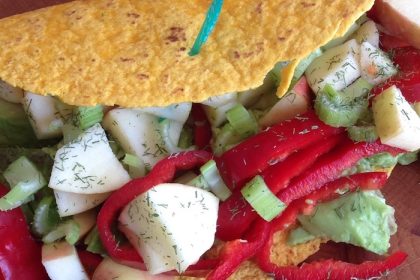 Goedgevulde lente wrap met avocado