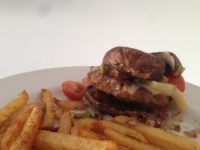 Verantwoorde junkfood: koolhydraatarme hamburger met frietjes uit de oven