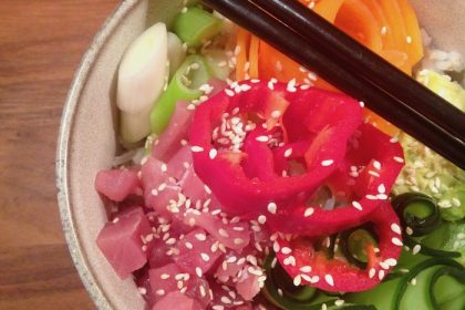 Sushi eten uit een kom