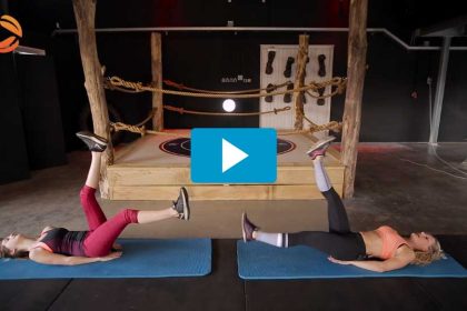 Hoe doe je de workout Scissors? Oefening voor je been-en buikspieren.
