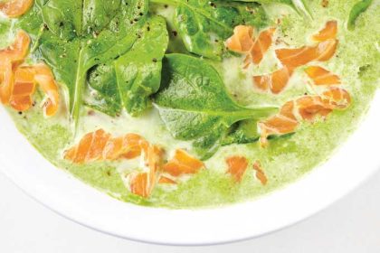 Romige spinaziesoep met zalm