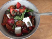 Zomerse salade met aardbeien en geitenkaas