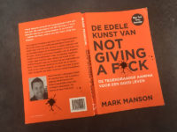 Knaloranje boek van Mark Manson. Not giving a f*ck.