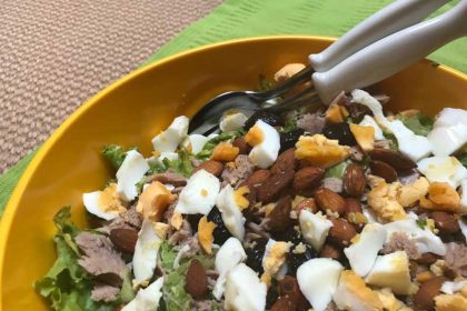 Tonijnsalade met avocado en amandelen
