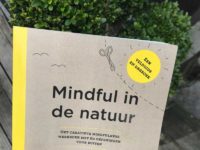 Mindful in de natuur, een doeboek. Van knuffelplantmeditatie tot weerwandelingen