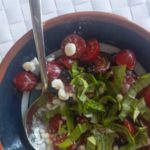 Zoete, snelle tomatensalade met hüttenkäse