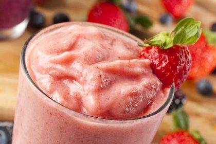 Zoete smoothie met aardbeien