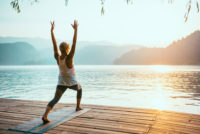 yoga op vakantie aan een meer