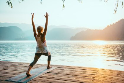 yoga op vakantie aan een meer