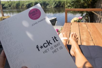 het is wat het is, in de tuin met een gebroken teen