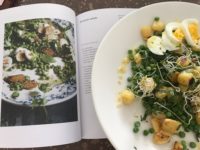 Zomerse salade met tuinerwten en aardappel