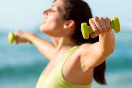 Zwabberende armen - side raise met dumbells