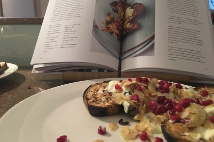 aubergine uit de oven zoals Ottolenghi het maakt met granaatappel, amandel en kerrie